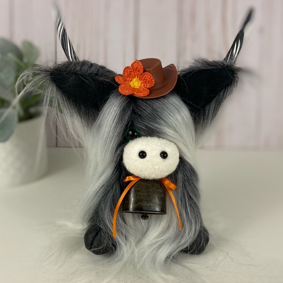 Handmade Highland Cow Gray White Faux Fur Clay Hooves Cowboy Hat Cowbell Decor - Picture 3 of 13